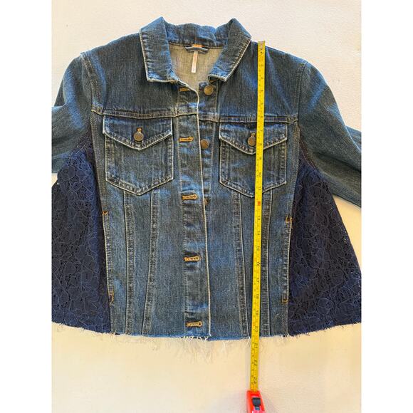 004 Free People Women's Denim Jean Blue Lace Panel Crop Raw Hem Jacket Sz S - Picture 5 of 7